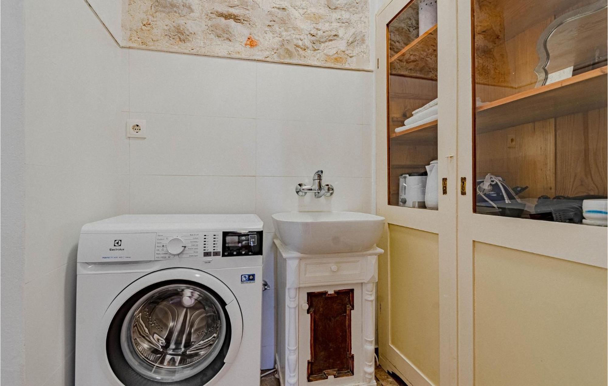 2 Bedroom Lovely Home In Blato Blato  Екстериор снимка