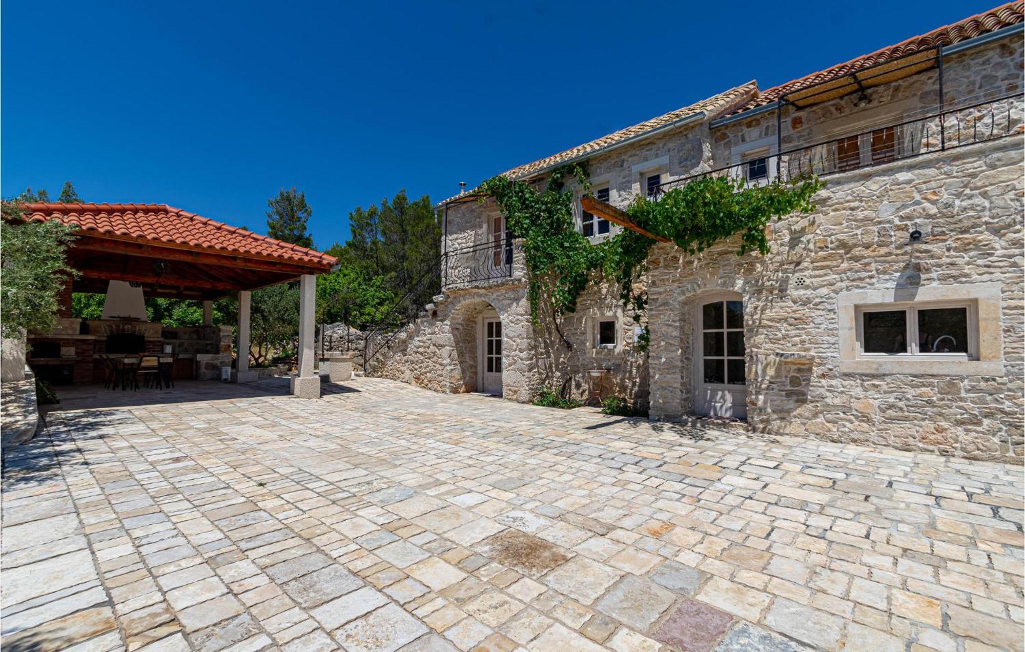 2 Bedroom Lovely Home In Blato Blato  Екстериор снимка